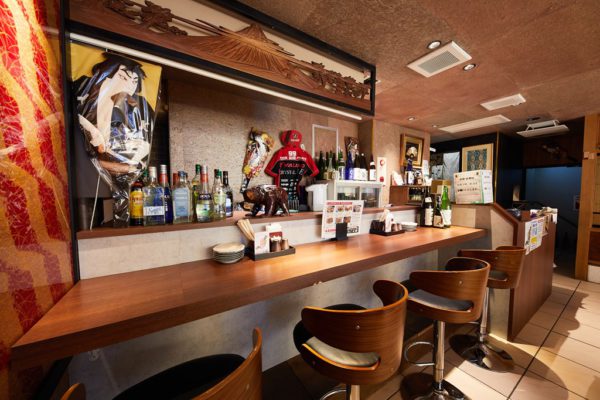 見出し 傘 柔和 上野 居酒屋 カウンター 暖かさ ハグ 没頭する